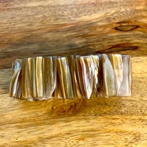 Park Land Sand Dune Shell Bracelet. OS